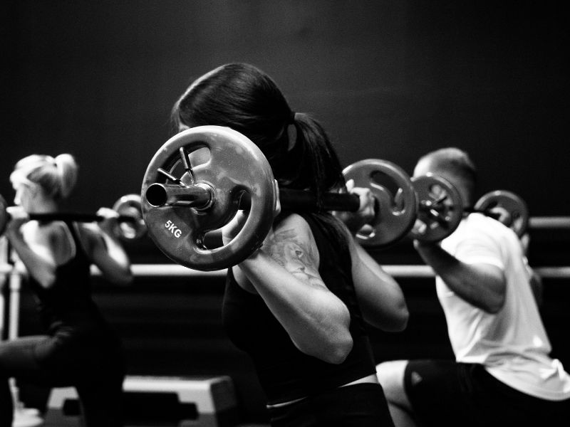 people lifting weights to get their best routine for a healthy life